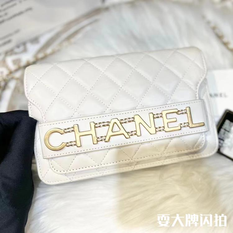 Chanel香奈儿 白色金扣字母logo woc链条包 【CHANEL香奈儿白色logo woc 】 成色：闲置，附件身份卡，尺寸:19*13*3，超级好价1W+